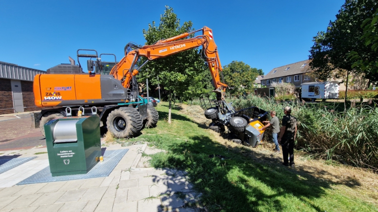 Groenwerker valt met shovel om langs Het Hoekstuk in Heiloo