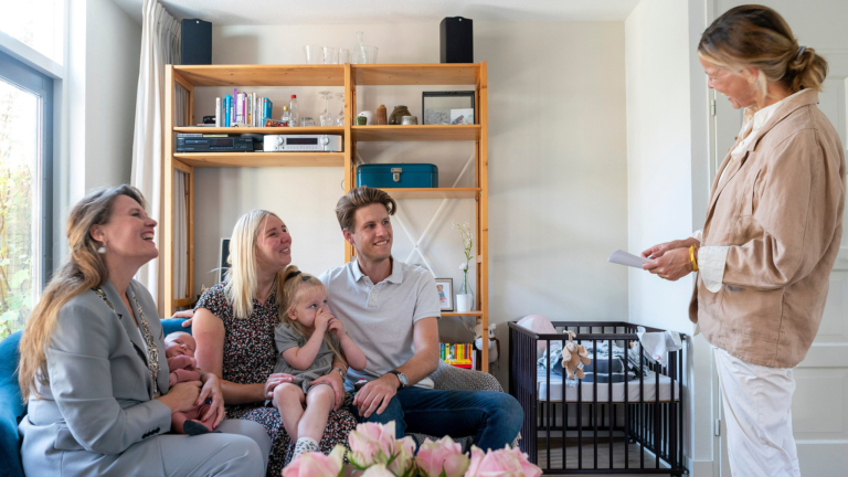 Marise, Maarten en Fien ontvangen eerste geboortecadeau van gemeente Alkmaar