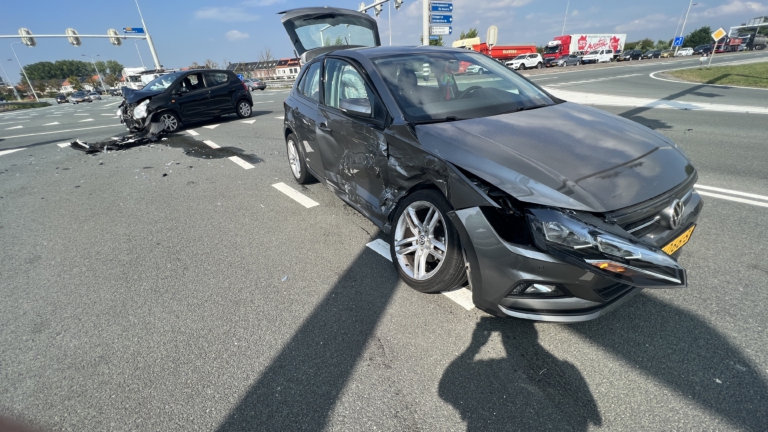 Auto’s volledig vernield na botsing op kruising N242 en Zuidtangent