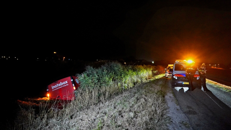 Avondrit pakketbezorger eindigt in water langs Schermerdijk