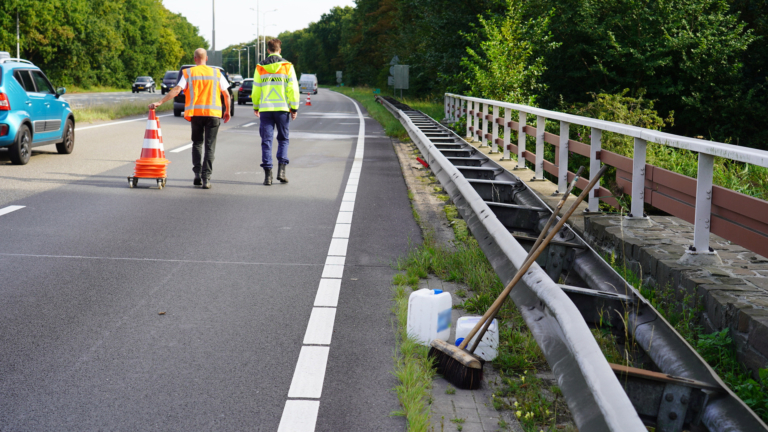 Schoonmaakmiddel op Martin Luther Kingweg, rechterbaan urenlang afgesloten