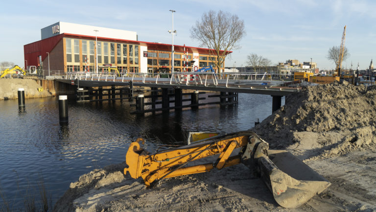VVD Alkmaar stelt college kritische vragen na verlies van rechtszaak over Victoriebrug
