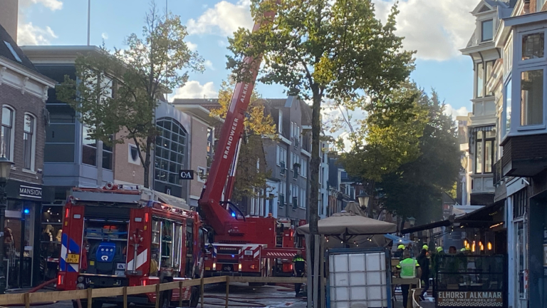 Brand in Laat in Alkmaarse binnenstad; opschaling naar ‘grote brand’