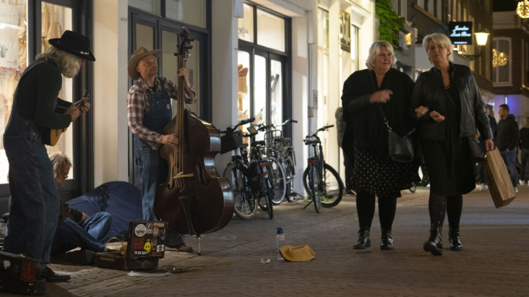 Jubileum van Alkmaar Shopping Night gezellig druk