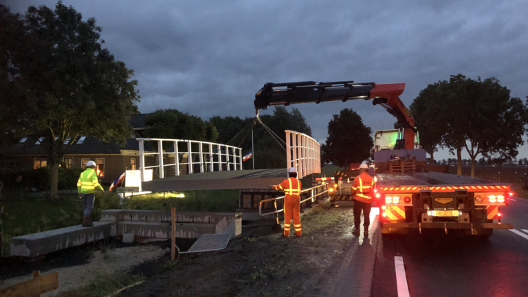 Tijdelijke fietsbruggen langs N243 na twee weken vertraging geplaatst