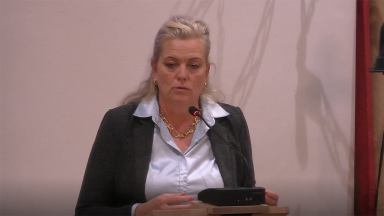 Spanning loopt op in Alkmaarse raadzaal tijdens debat over duur energiecontract