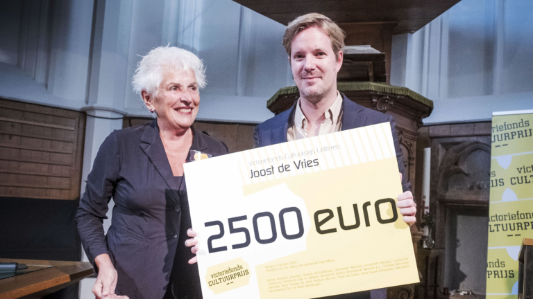 Joost de Vries wint Victoriefonds Cultuurprijs Letteren 2022