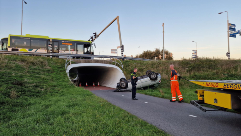 Auto rijdt van talud Nieuwe Schermerweg af en belandt deels op fietspad