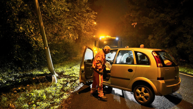 Beschonken bestuurder ramt paal langs N245 en raakt gewond