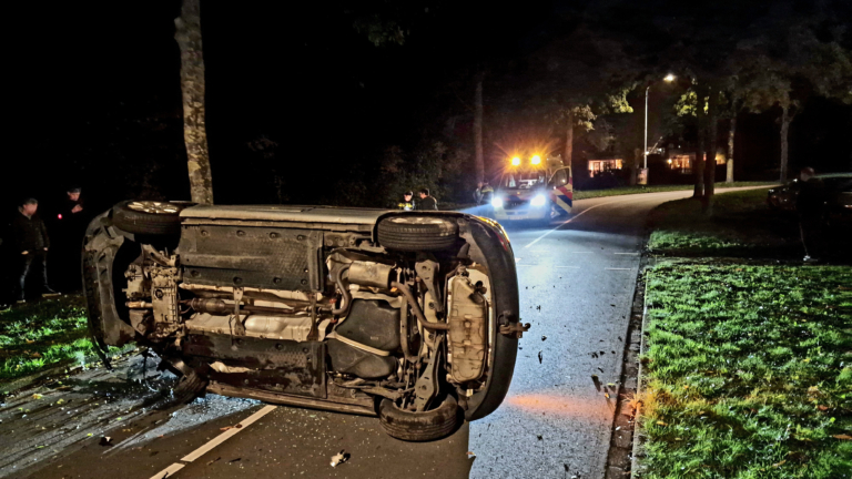 Auto vliegt uit de bocht op Ypesteinerlaan in Heiloo
