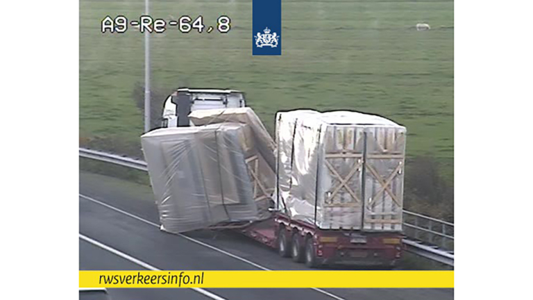 Lading van vrachtwagen gevallen, flinke file op A9