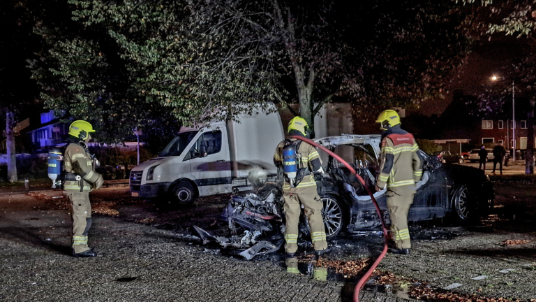 Auto brandt volledig uit op parkeerplaats Arcadialaan Alkmaar