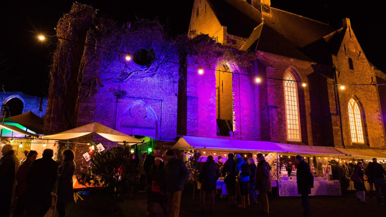 Bergense kerstmarkt bij de Ruïnekerk na twee jaar terug van weggeweest 🗓