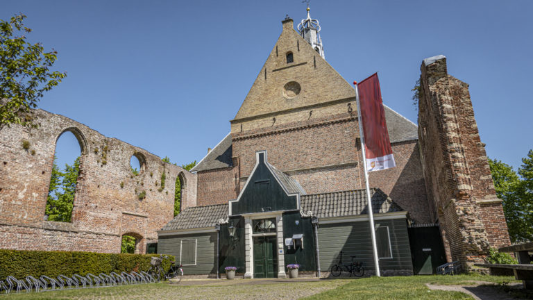 Ruïnekerk in Bergen kleurt oranje om aandacht te vragen voor geweld tegen vrouwen