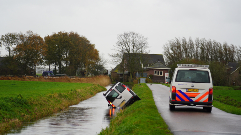 Bestelbus te water in Egmond aan den Hoef