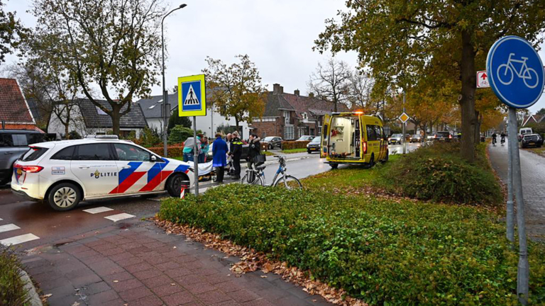 Aanrijding op rotonde in Bergen, fietsster naar het ziekenhuis