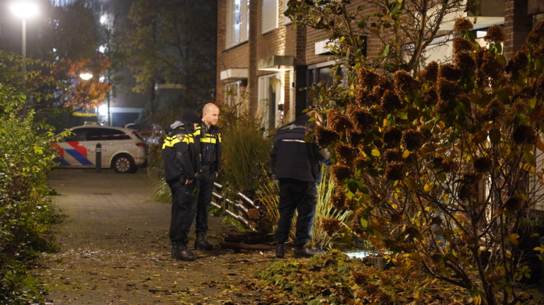 Explosie bij voordeur vernielt woning in Alkmaarse woonwijk