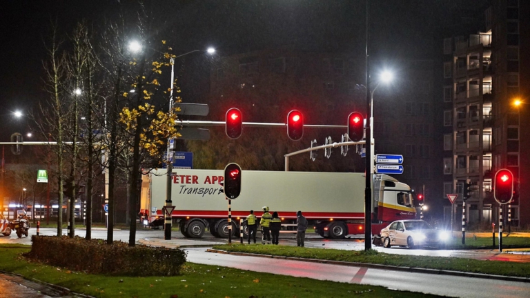 Heerhugowaardse kruising met brokstukken en onderdelen bezaaid na aanrijding tussen vrachtwagen en personenauto