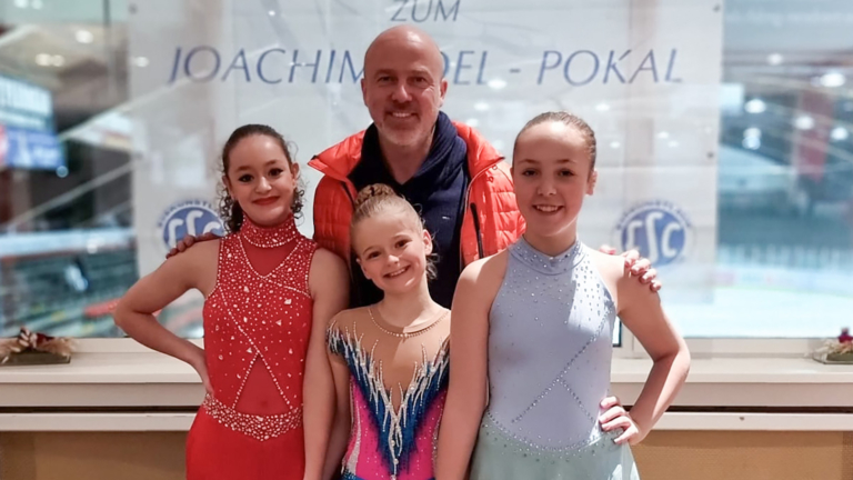 Kunstrijdsters van Alkmaarsche IJsclub succesvol bij internationaal debuut in Duitsland