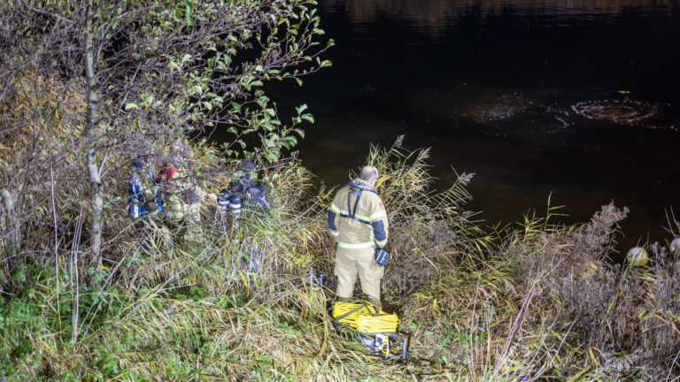 Duikers zoeken naar drenkeling in sloot Berenkoog