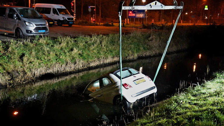 Geparkeerde auto rolt sloot in bij Stationsweg in Heerhugowaard