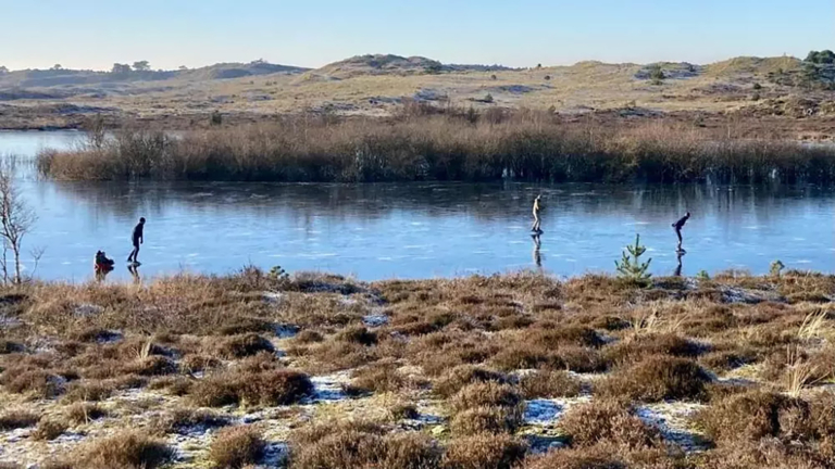 Eerste schaatsende waaghalzen gespot op dun ijs in de Schoorlse Duinen
