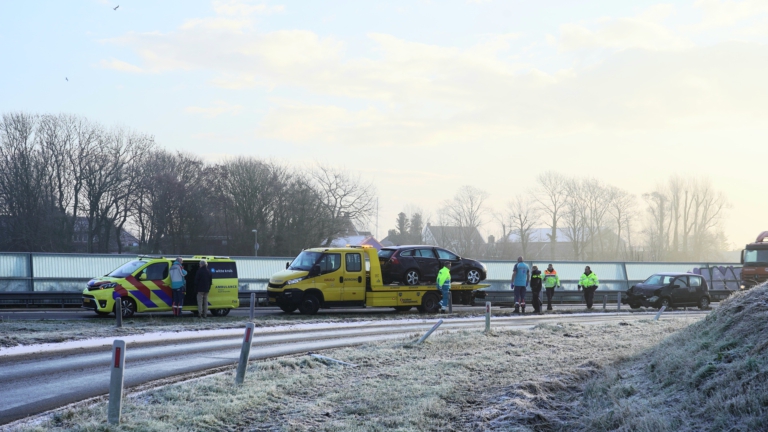 Gladheid leidt tot blikschade op de N9 bij Schoorl