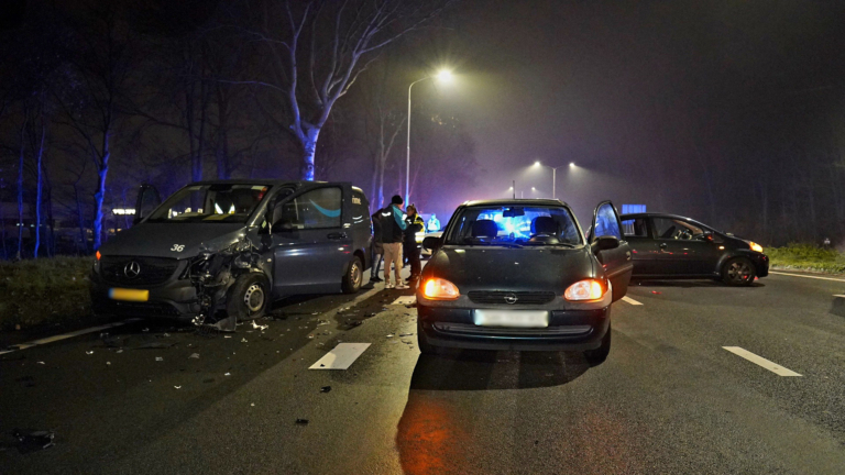 Botsing met drie voertuigen, Nollenweg bezaaid met auto-onderdelen