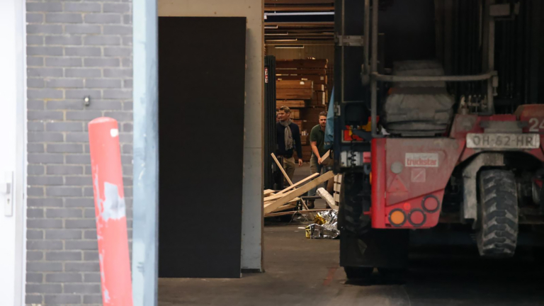 Man gewond door stapel hout in loods aan Marterkoog in Alkmaar
