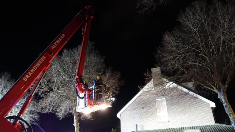 Schoorsteenbrand in Alkmaars hoekhuis; snelle inzet brandweer voorkomt erger