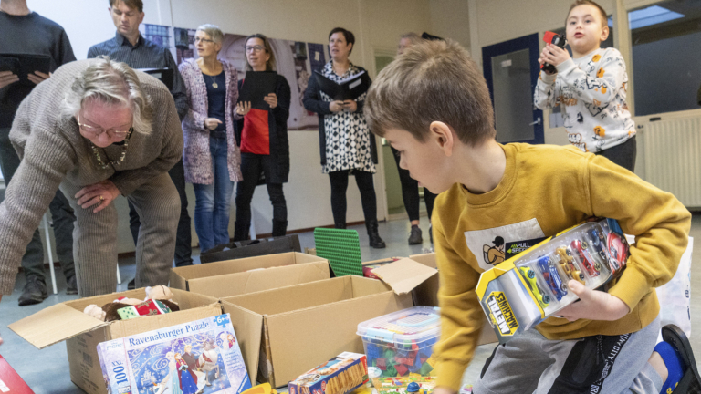 Omwonenden verrassen Oekraïners in opvang aan Elgerweg tijdens kerst