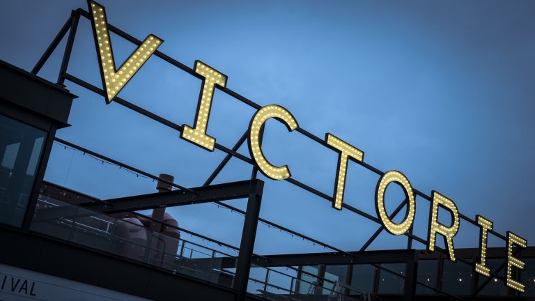 ‘Muziek en Literatuur’ in Podium Victorie met schrijver Alex Boogers en DJ Bruce Willes 🗓