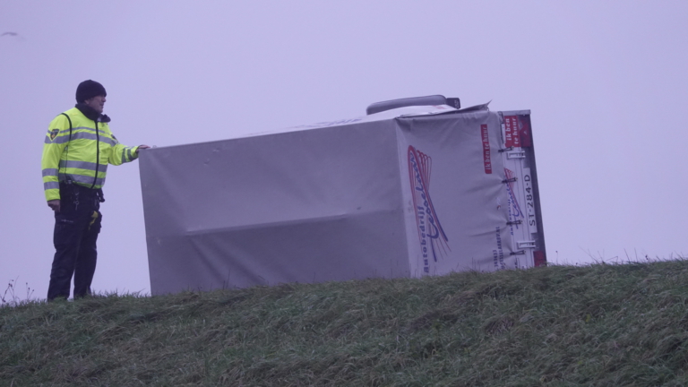 Verkeer ondervindt hinder van harde wind; aanhanger kiest eigen koers