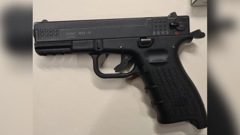 Tip leidt politie Alkmaar naar verboden type alarmpistool