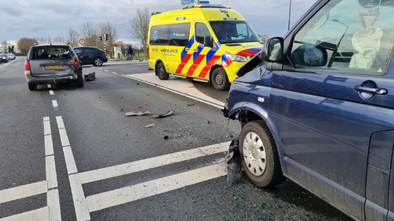 Bestuurster remt hard voor oranje: kop-staartbotsing op N242 bij Smuigelweg