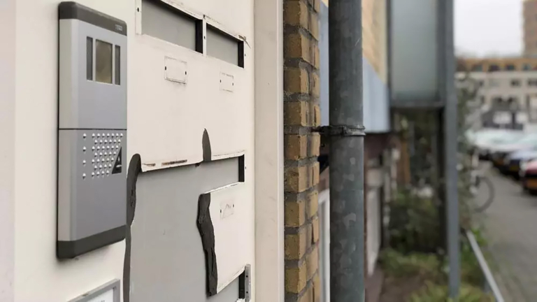 “Vuurwerkbom was gerichte actie”, onrust in Alkmaarse buurt na opgeblazen brievenbus