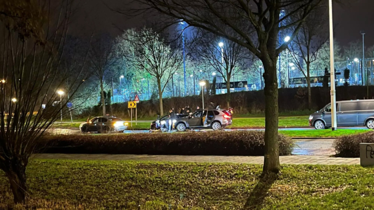 ‘Jullie zijn allemaal aangehouden!’ Drie twintigers van de weg gereden in Oudorp