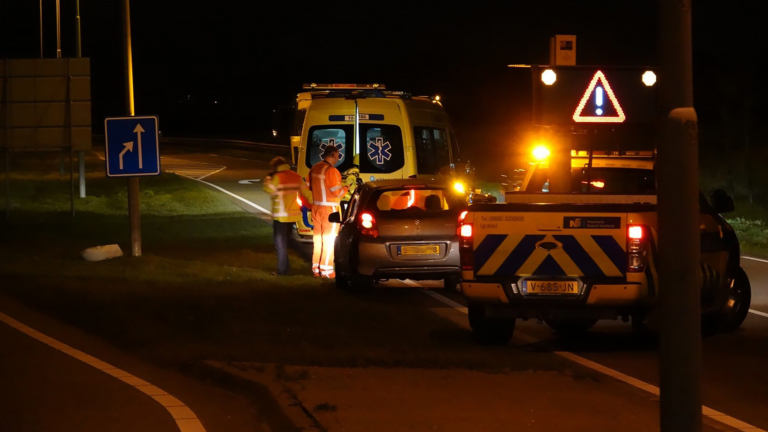 Vrouw wordt onwel op N242 bij Noord-Scharwoude en botst tegen lichtmast