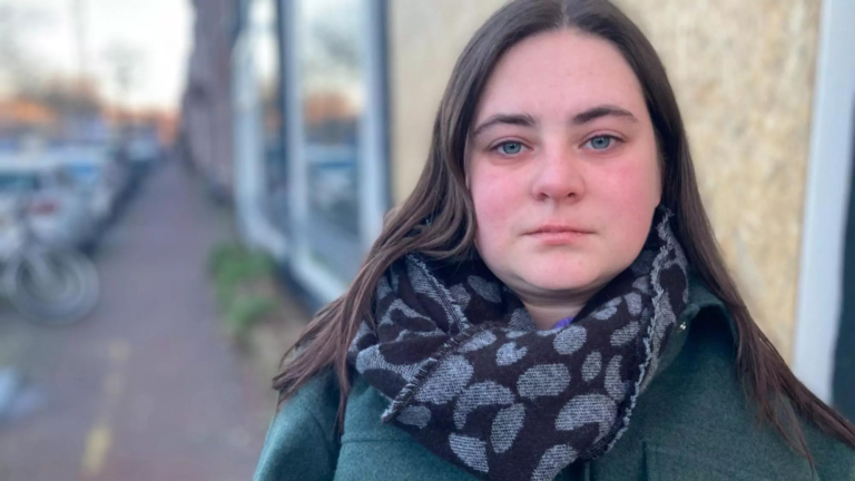 Alkmaarse Cheyenne (26) kroop door oog van de naald: “Uiteinde van mijn bed stond al in brand”