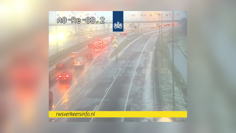 Verkeersdrukte door winterse weer, A9-afslag Kooimeer tijdelijk dicht