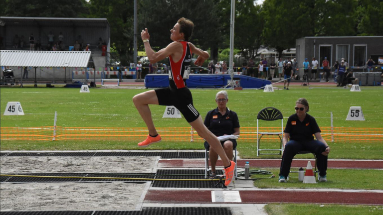 Jeff Tesselaar valt uit tijdens NK Indoor Meerkamp, maar springt wel héél ver