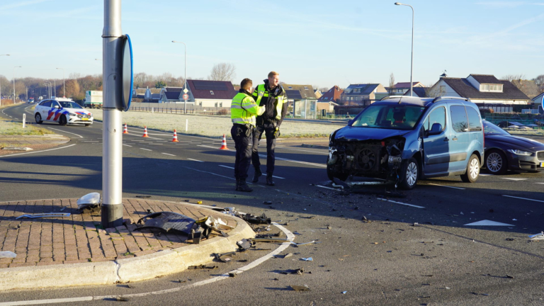 Twee auto’s total loss bij botsing in Egmond-Binnen