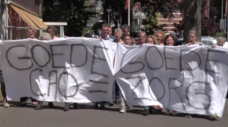 Ziekenhuispersoneel blokkeert rotonde en loopt protestmars voor betere cao: “Actiebereidheid nog nooit zo hoog geweest”