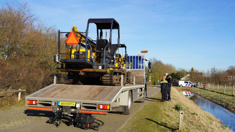 Fietser ernstig gewond door achteruit rijdende vrachtwagen op Middenweg in Egmond-Binnen