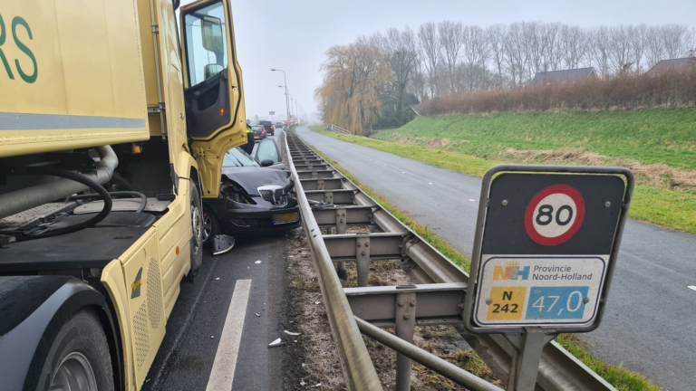 Auto komt dwars voor vrachtwagen op N242 in Heerhugowaard