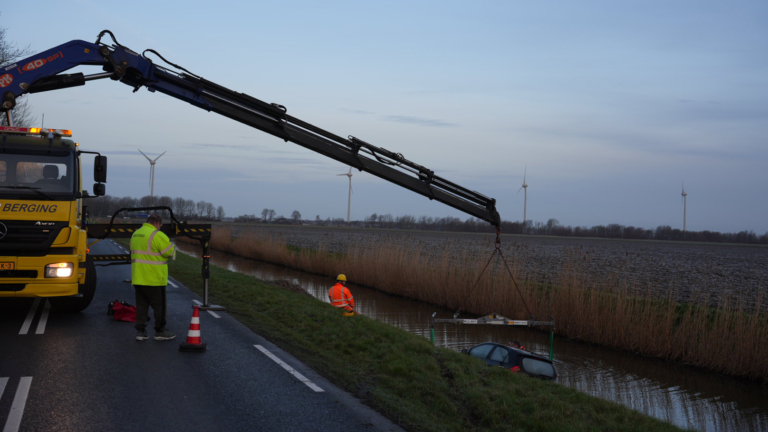 Auto te water bij Westelijke Randweg Oudkarspel, bestuurder haalt nat pak