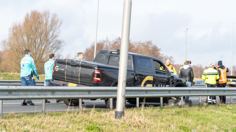 Wiel afgebroken bij botsing op A9, berger ter plaatse