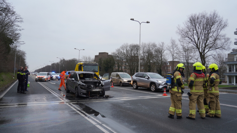 Auto vliegt in brand voor stoplicht op N9 in Alkmaar
