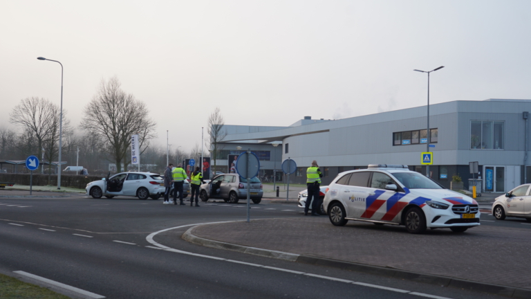 Veel schade bij kop-staartbotsing op Hoeverweg