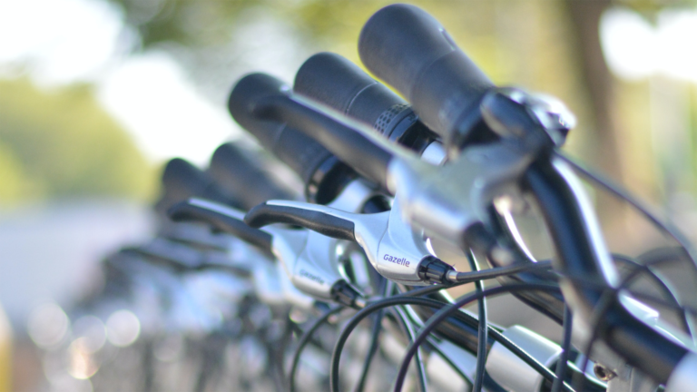 Met verf en laserlicht gemarkeerde fietsparkeervakken in Alkmaarse binnenstad